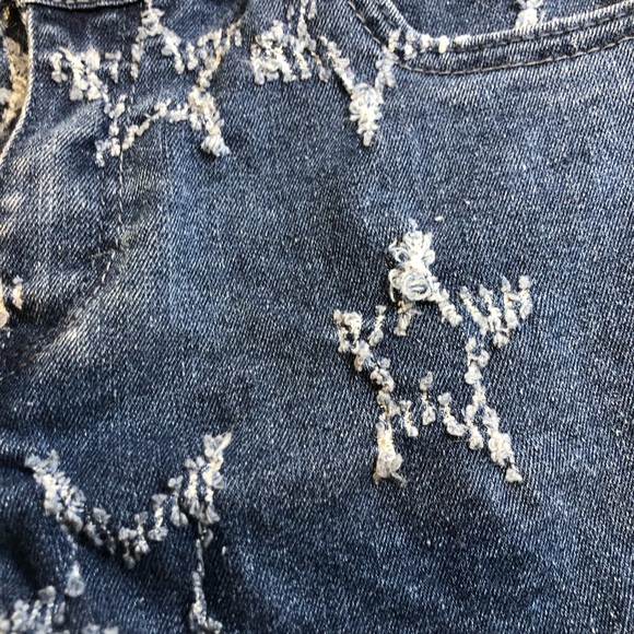 Levi's Size 14 Distressed Star accent
Girl's Step Up Denim Shorts - Picture 10 of 10